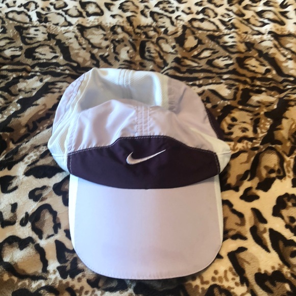Nike Other - White and purple Nike hat